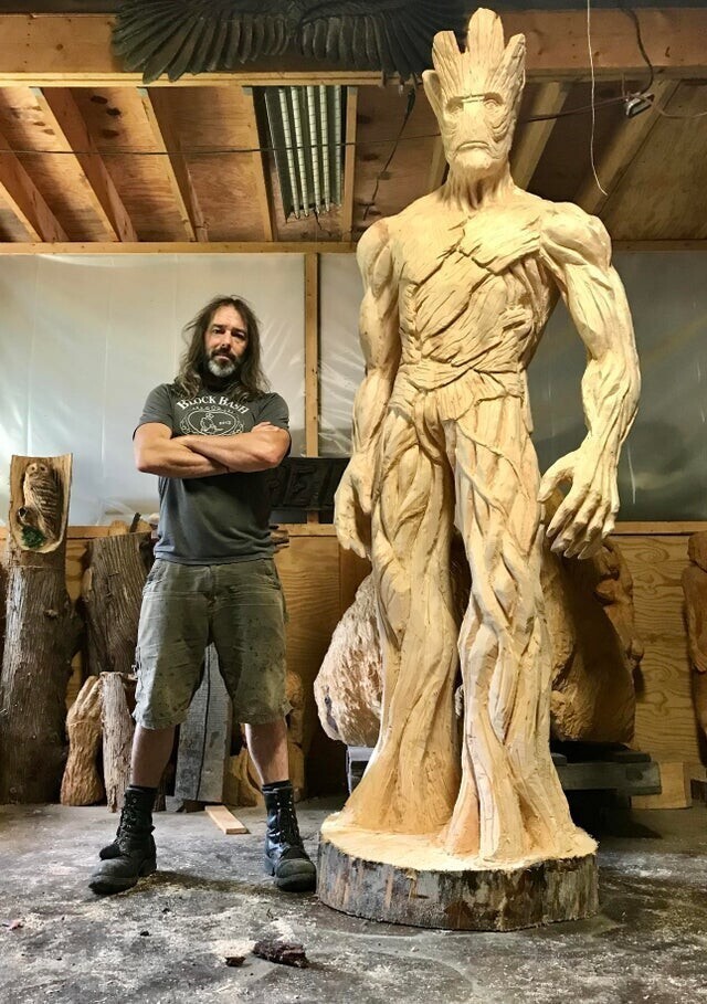 Этот деревянный персонаж Грут из "Стражей галактики" прятался в большом сосновом бревне