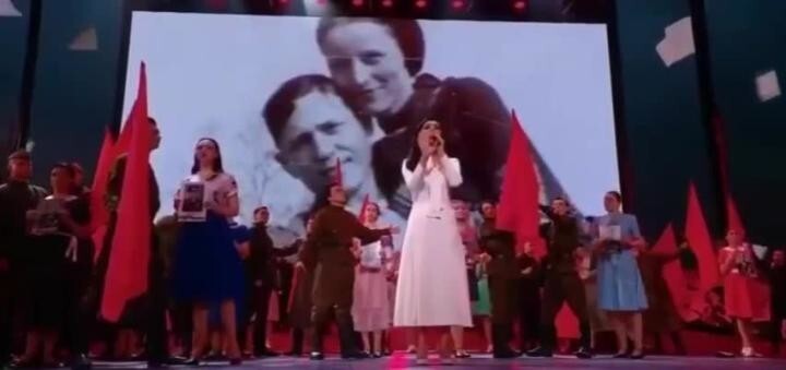 Кто ответит за фотографию Бонни и Клайда на праздничном концерте в Кремлевском дворце 