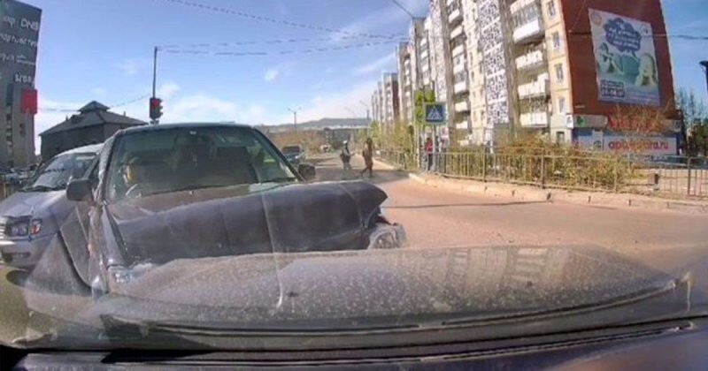 В Улан-Удэ водитель «Хонды» при повороте не пропустил встречную «Тойоту»