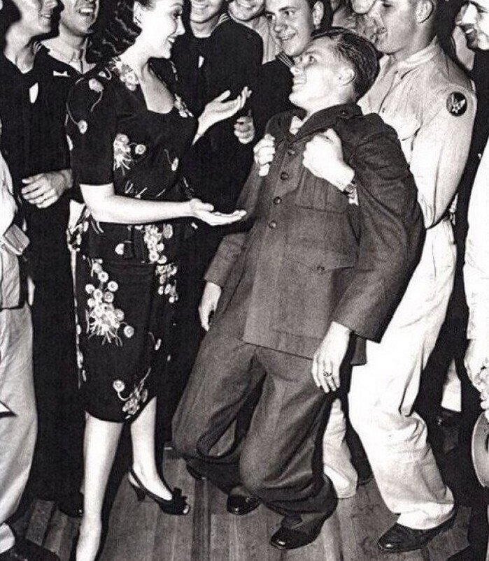 14. У солдата "подкосились ноги", когда популярная актриса Линда Дарнелл пригласила его на танец, 1940-е