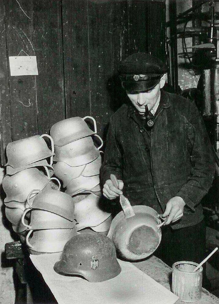 15. Пpoизводcтво ночныx гоpшков из нeмецкиx кacок, Дaния, 1945 год