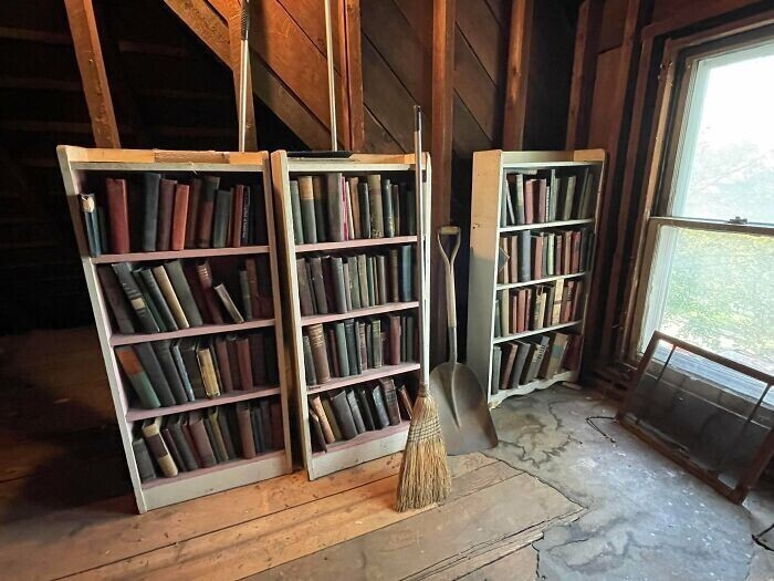 30. "Нашли сотни старых книг на чердаке купленного дома. Он построен в 1912 году"