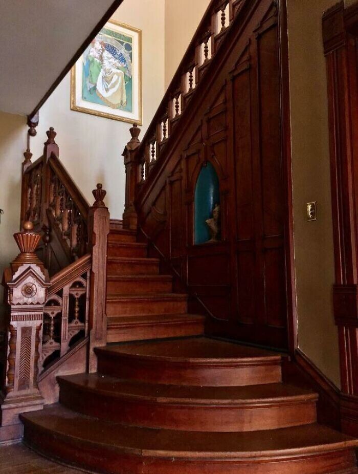 23. "Лестница в доме моих родителей. Викторианский дом, стиль королевы Анны, 1890 г."