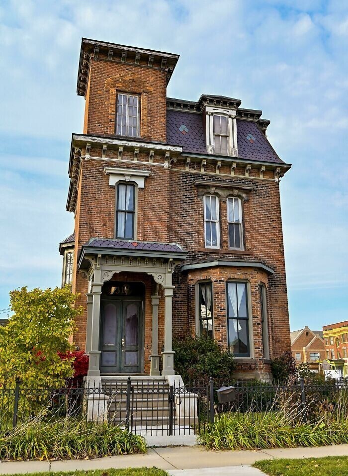 28. "Этот красивый дом был восстановлен в парке Браш, Детройт, штат Мичиган"