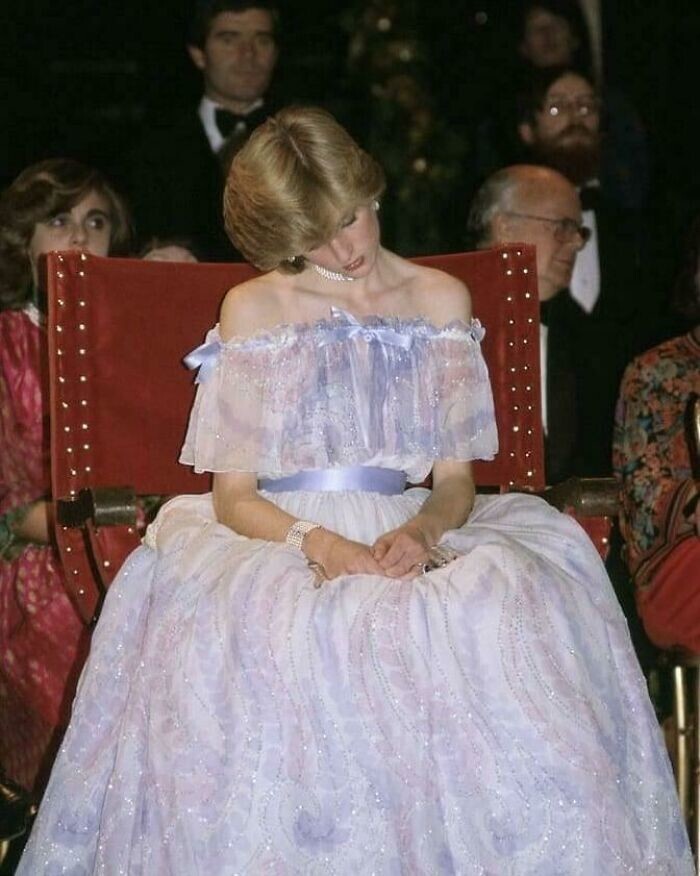 24. Принцесса Диана дремлет во время представления в музее, 1981 год