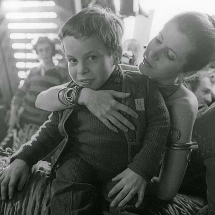 12. Кэрри Фишер и 13-летний Уорвик Дэвис на съемках "Возвращения джедая" в 1983 году