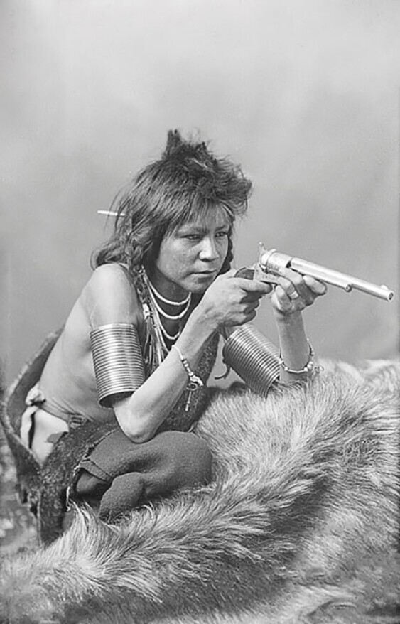 Молодая индейская снайперша без бронежилета отважно отстреливает американских бледнолицых...