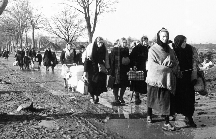 Германия. Май 1945 г. Мирное население во время возвращения в Берлин после капитуляции Германии во Второй мировой войне