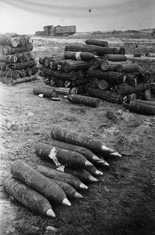 Немецкие артиллерийские снаряды, брошенные при отступлении где-то в СССР