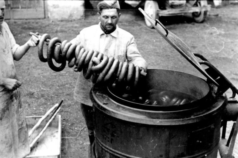 Повара полевой кухни РККА варят колбасу. Вероятно, снимок сделан в Венгрии или Австрии. 1944-1945 гг.