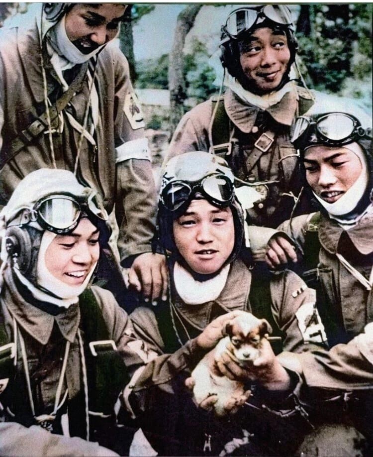 Японские лётчики - камикадзе перед последним боевым вылетом . На фото юноши возрастом от 17 до 19 лет . Окинава, 1945 г .