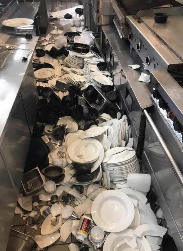 "Разбилось около 600 тарелок. Кажется, я остался без работы"