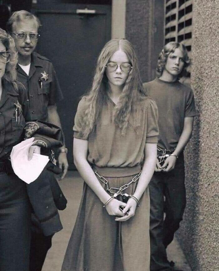 35. В 1979 году 16-летняя Бренда Энн Спенсер была арестована после убийства двух человек в Калифорнии. Когда её спросили, почему она это сделала, она ответила: «Я просто не люблю понедельники»