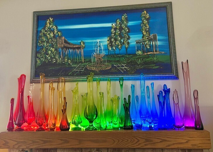 "А я уже много лет коллекционирую цветные стеклянные вазы"