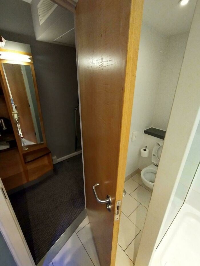 23. "Дверь ванной комнаты в отеле Holiday Inn может закрываться в двух положениях"