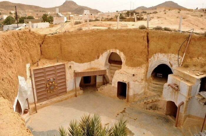 7. "Подземный отель в Тунисе, известный тем, что здесь снимали дом Люка Скайуокера"