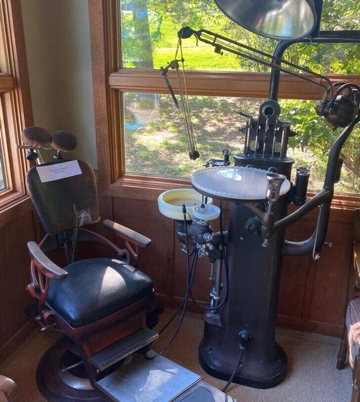 Винтажное стоматологическое кресло и инструменты