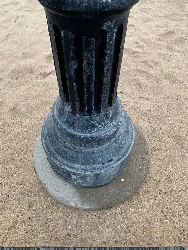 Фонарный столб прямо на песке