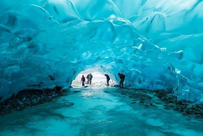 21. "Исландия. У нас есть музыкальный фестиваль, проводимый внутри ледника и глубоко внутри вулкана. Мы также берем 1 000 000 долларов за билет"