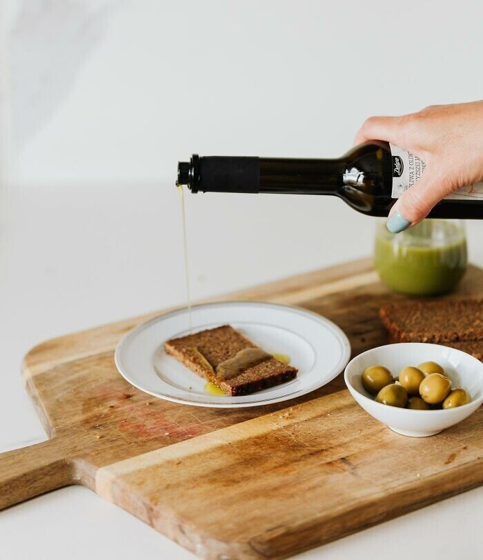8. Испания. Невероятно дешёвое оливковое масло. И поздние приёмы пищи. Завтрак примерно в 13-15 часов, а обед в 9-10 часов. Поэтому ещё много перекусов между