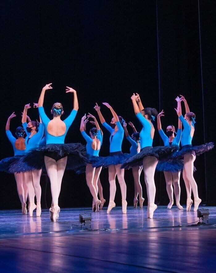 4. Куба. Люди вслух считают количество фуэте в театре на балете «Лебединое озеро». Они подбадривают артистов балета, как будто это спорт