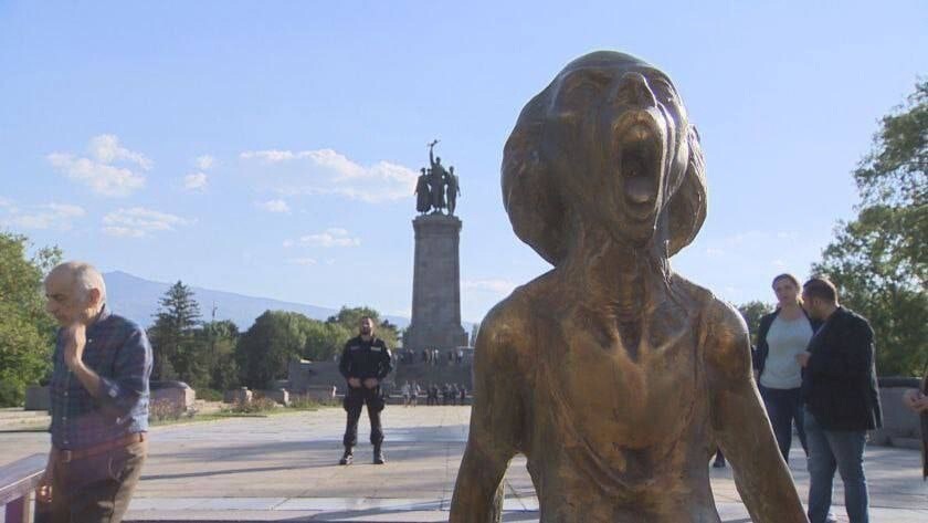 В Болгарии памятник под названием "Крик украинской матери" установили в Княжеском саду в Софии, напротив памятника Советской армии