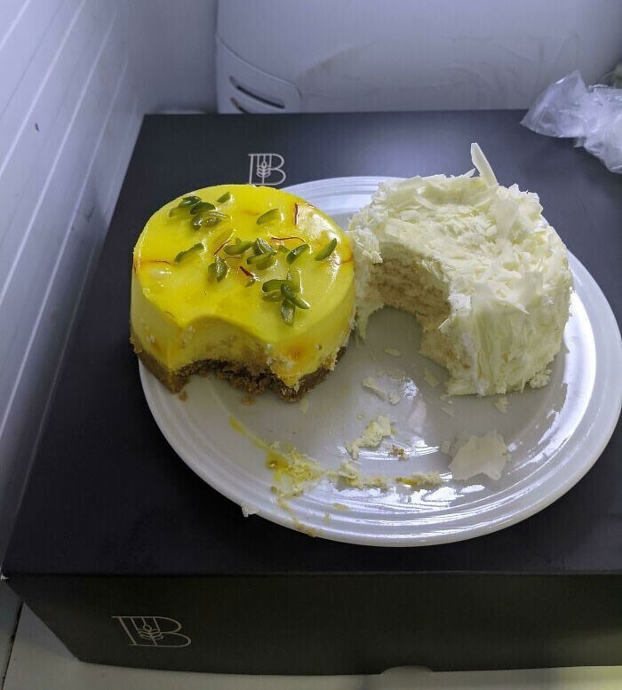 "Коллега принесла тортики на день рождения, но когда вечером мы решили достать их из холодильника, увидели ЭТО"