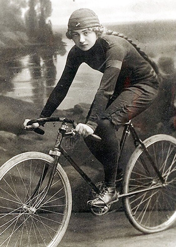 Чемпионка России Надежда Холодович на английском велосипеде Swift. 1912 год