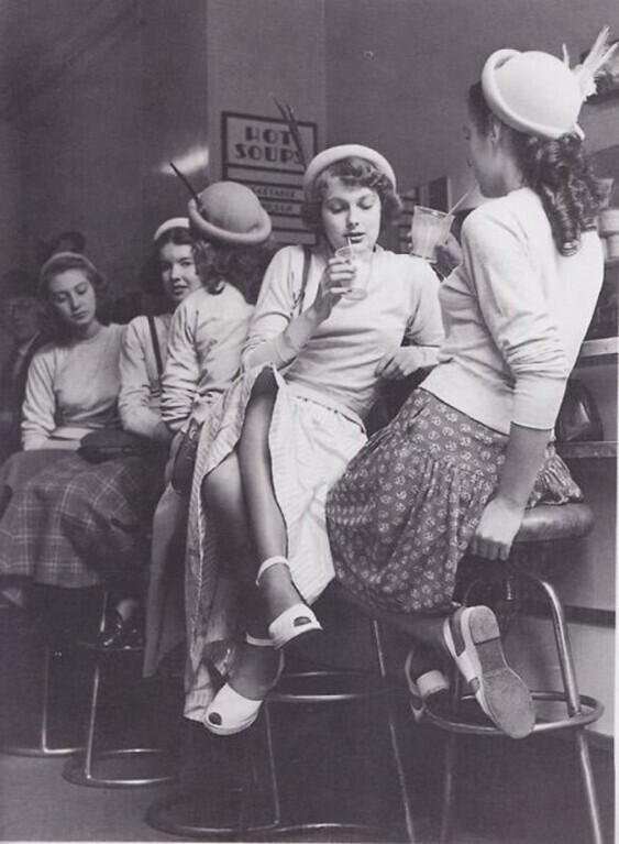 Девочки-подростки в 1950-х годах