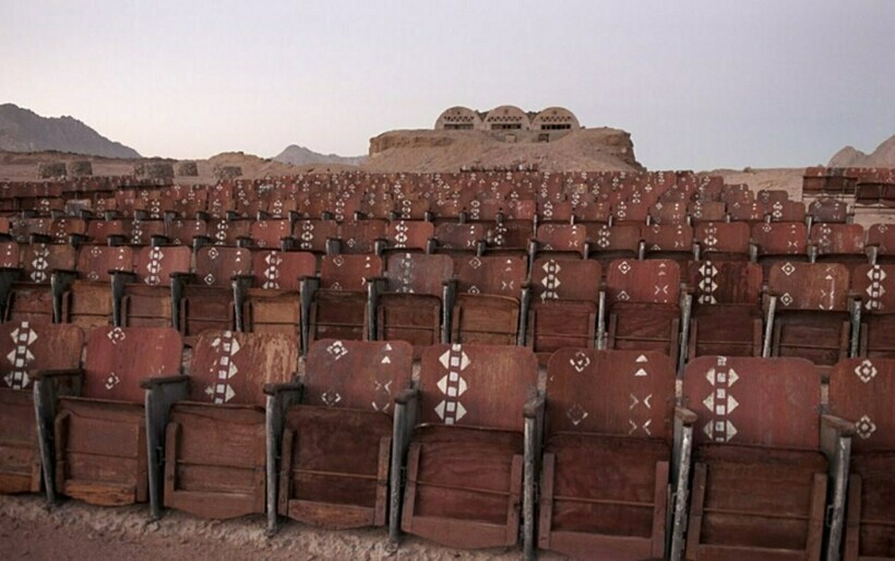 Кинотеатр конца света: кинозал на 700 человек посреди пустыни в Египте