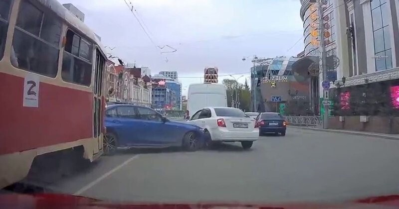 Качественный пинок под зад: в Екатеринбурге трамвай протаранил BMW