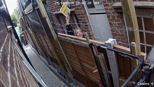 Видео: неуравновешенная дама забрасывает соседей кирпичами через забор
