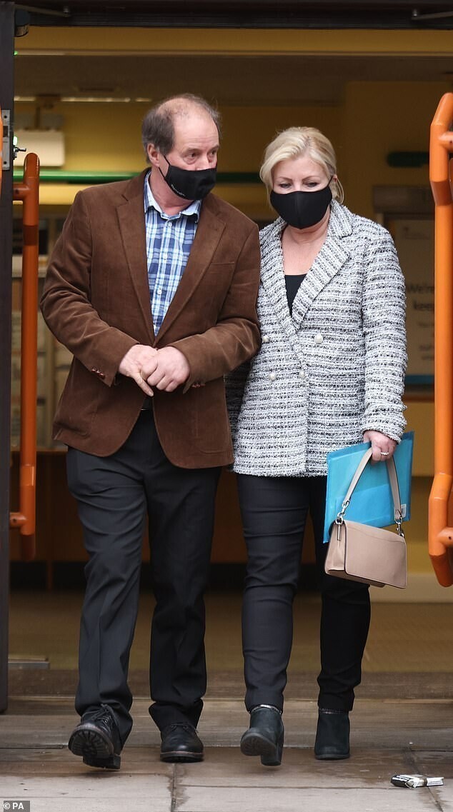 Тревор Демпси и Сандра Дурдин возле магистратского суда Темзы в прошлом году