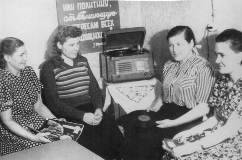 Общежитие строителей № 1: слушание радио. Г. Ефимовский, 1956 год