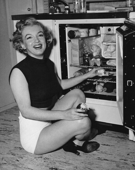 Мэрилин Монро и её холодильник в отеле Beverly Carlton, 1951 год