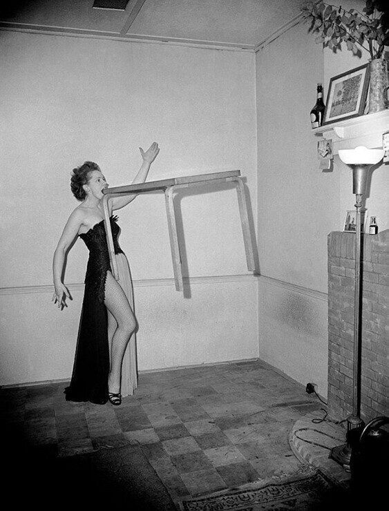 Британская исполнительница, рестлер, каскадер и силач Джоан Роудс. 1952 год