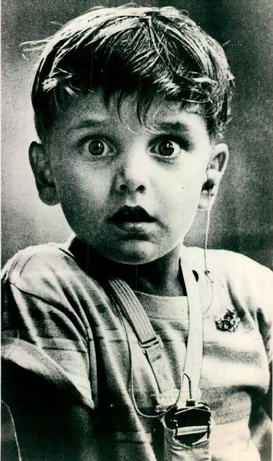 5-летний Гарольд Уиттлз впервые слышит с помощью слухового аппарата, 1963 год