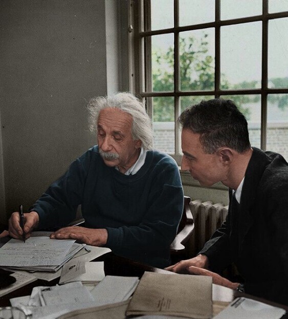 Физик-теоретик Роберт Оппенгеймер и его коллега Альберт Эйнштейн, 1947 год