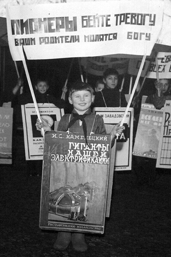 Детская антирелигиозная демонстрация. СССР, 1929 год