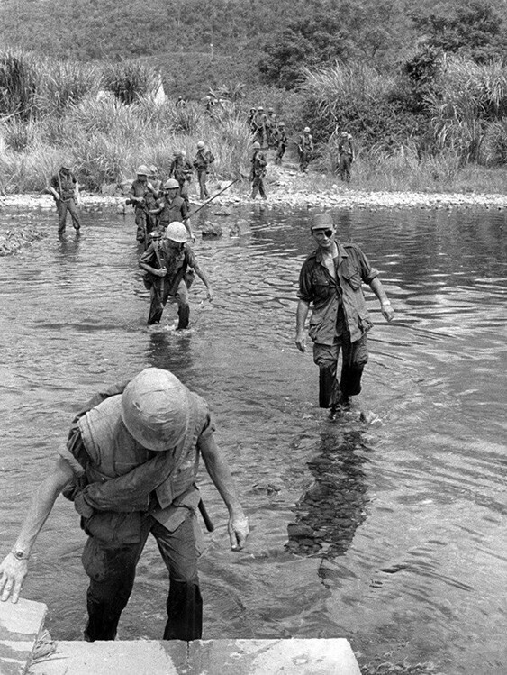Израильский генерал Моше Даян с американскими войсками во Вьетнаме, 1966 год