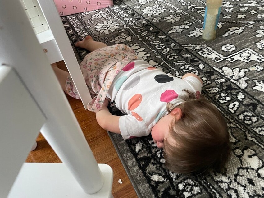 "Дочка устроила истерику, а затем уснула на полу"