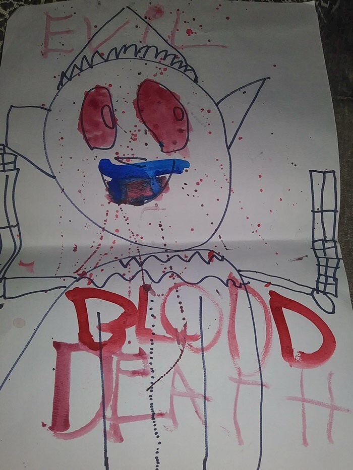 33. "Мой 7-летний сын нарисовал это в школе и с гордостью подарил мне. Это злой эльф"