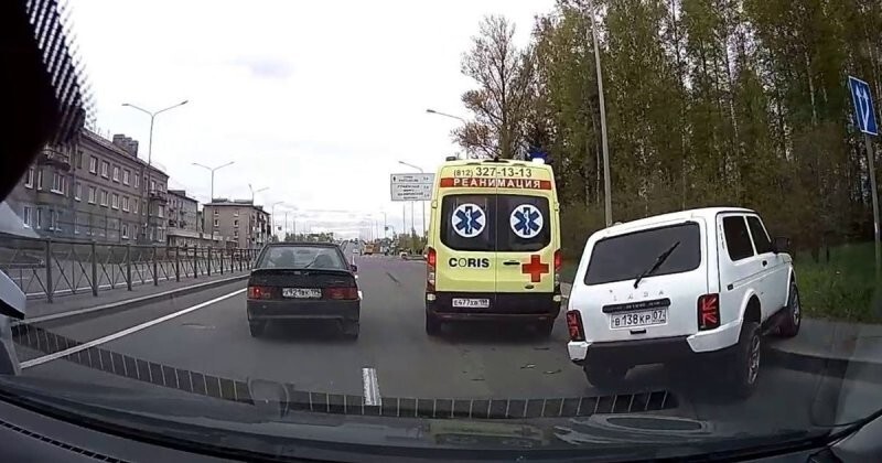 Сказочный торопыга на «Ниве»: в Санкт-Петербурге водитель влетел в реанимобиль