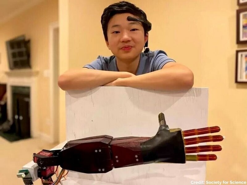 Это 17-летний Бенджамин Чои. Обучаясь программированию, он попутно изобрел искусственную руку, которая контролируется силой мысли, и напечатал ее на 3D-принтере"