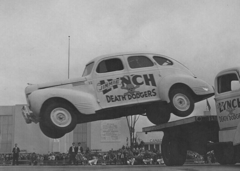 14 удивительных фото каскадеров прошлого, которые заставляли свои автомобили летать