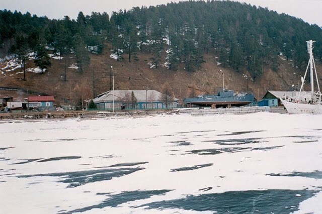 Замёрзшее озеро Байкал 