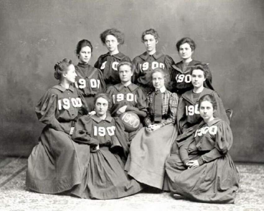 Женская баскетбольная команда в 1900 году.