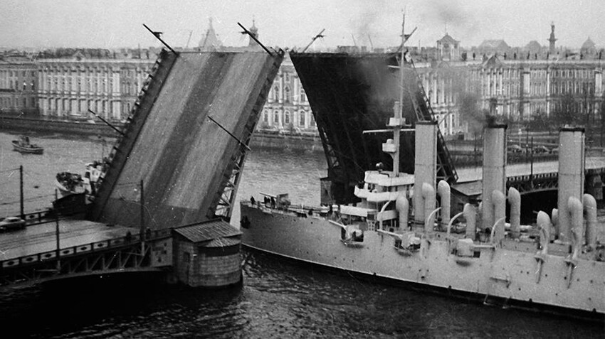Крейсер "Аврора" во время буксировки через Дворцовый мост в Петербурге. 