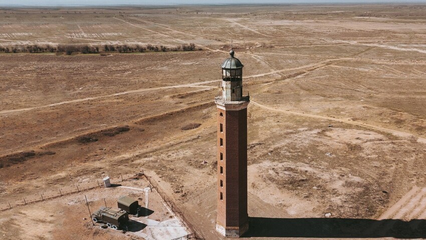 Почему посреди степи в Астраханской области стоит маяк?
