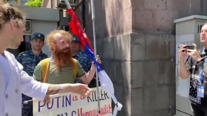 Веселые армяне поздравили черлидеров боевиков "Азова"* с освобождением Мариуполя 